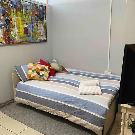 & Cozy Artistic Loft - Walk Everywhere