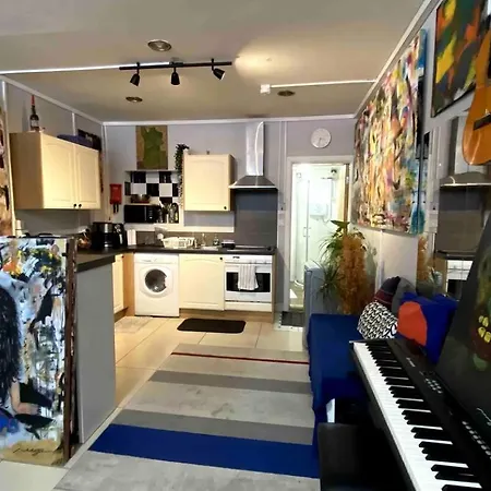 & Cozy Artistic Loft - Walk Everywhere Dublin